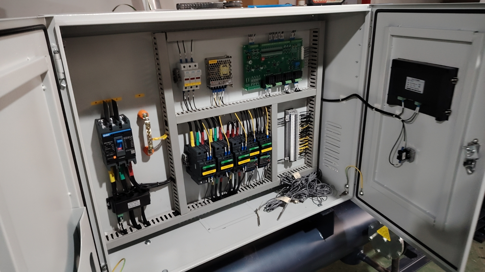 Ali se lahko 3-fazni 380V 60Hz in 3-fazni 380V 50Hz napetosti industrijskih hladilnikov uporabljajo zamenljivo?